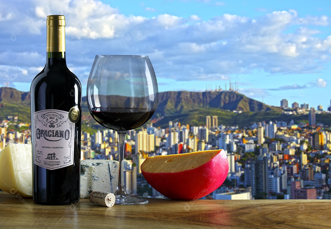 Garrafa de voinho taça e queijo para degustação