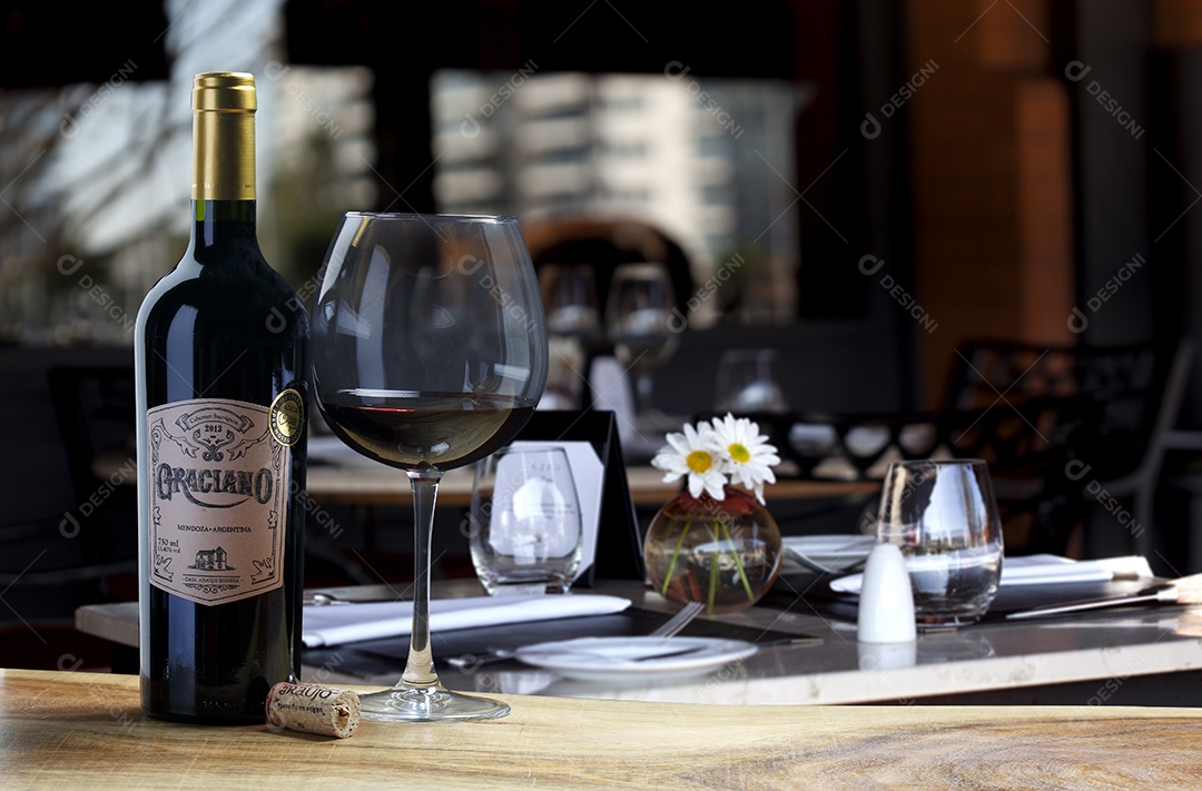 Garrafas de vinho tinto