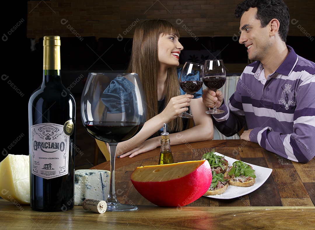 Garrafa de vinho com taça e queijos para degustação