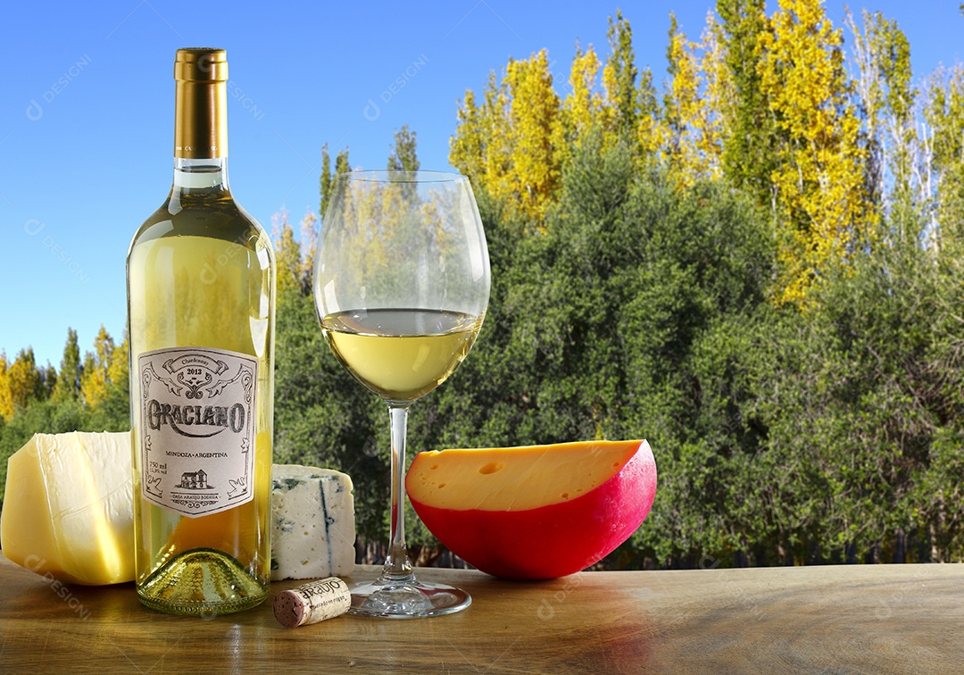 Vinho branca com queijo e taça cheia