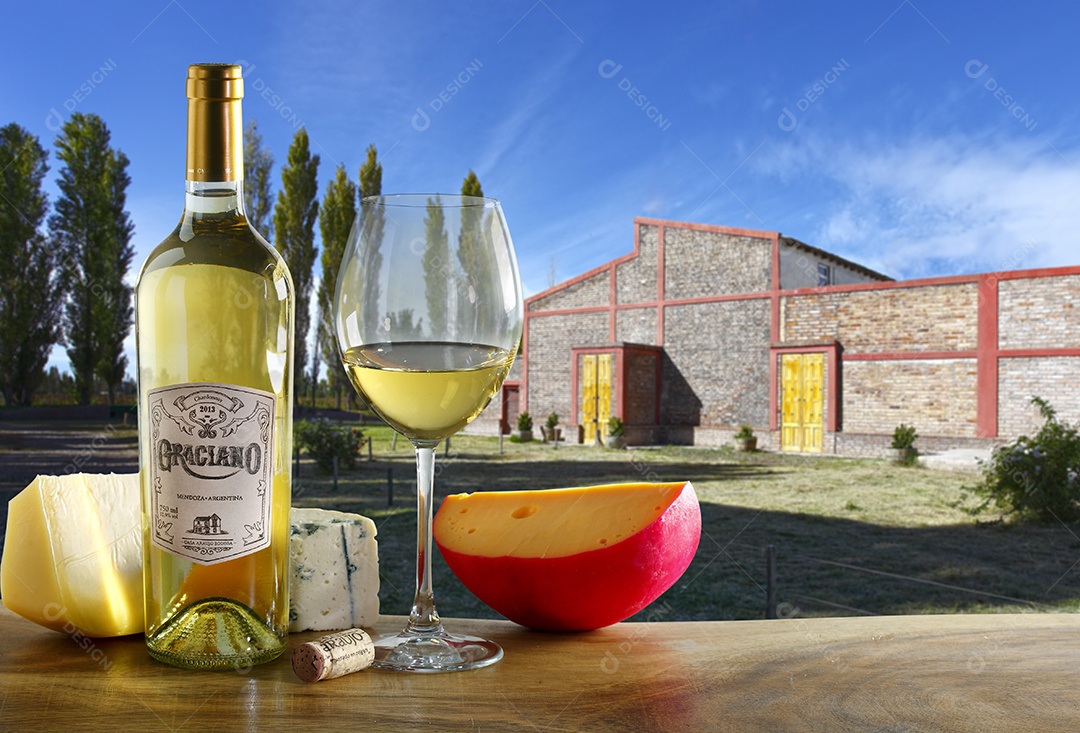 Vinho branco com queijos e taça ao lado