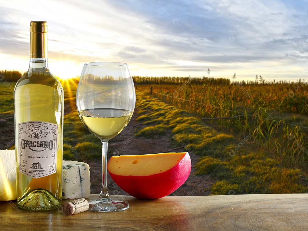Vinho branco com queijos e taça ao lado