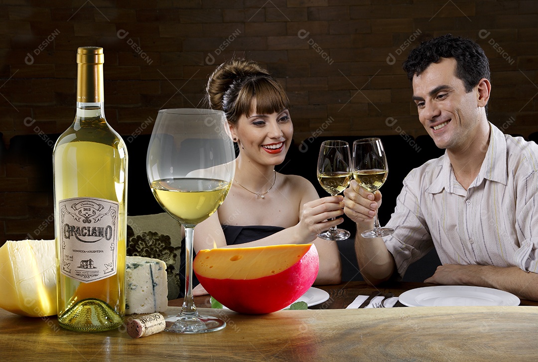 Queijos e taça de vinho