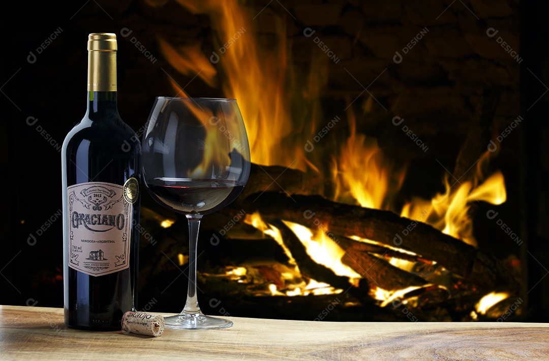 Garrafa de vinho sobre a mesa