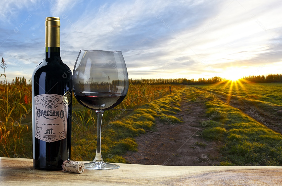 Garrafa de vinho sobre a mesa