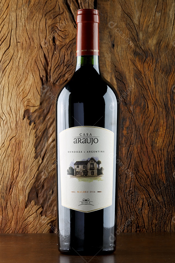 Garrafa de vinho sobre a mesa