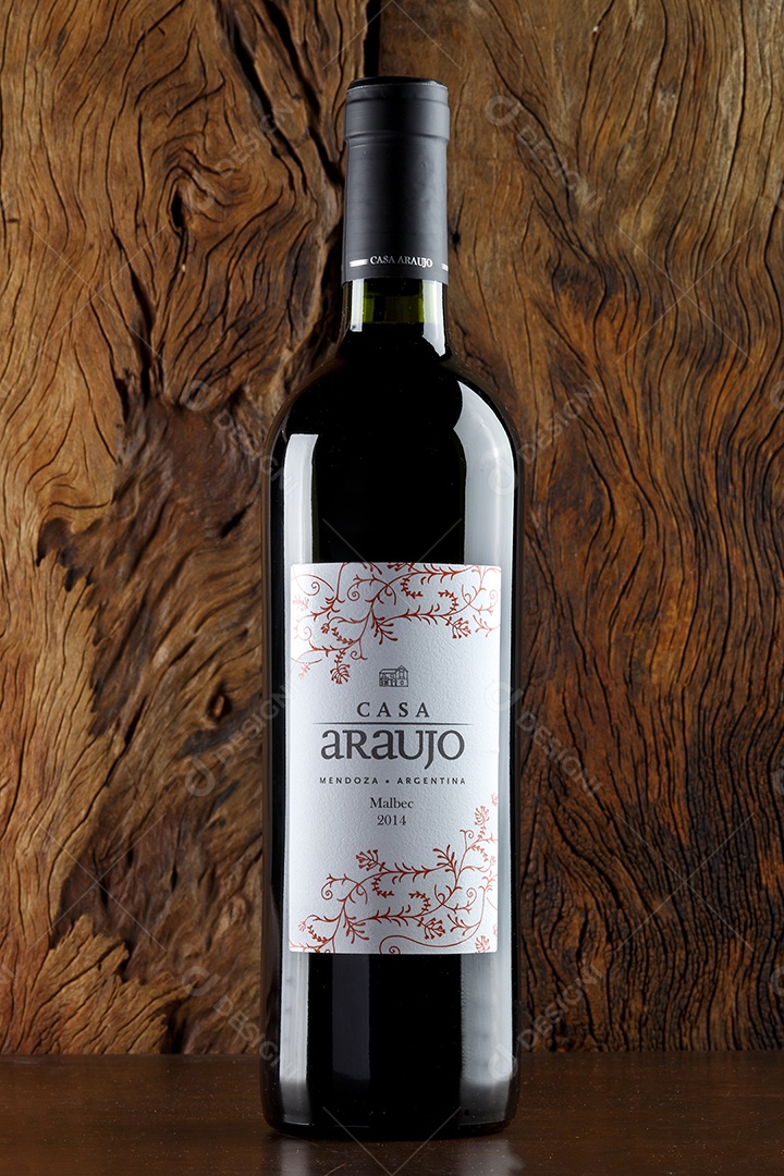 Garrafa de vinho sobre a mesa