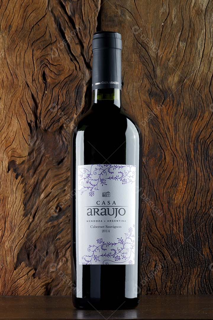 Garrafa de vinho sobre a mesa