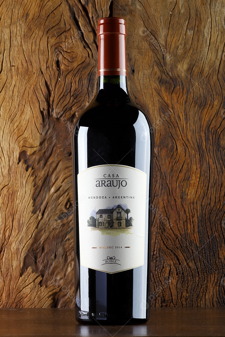 Garrafa de vinho sobre a mesa