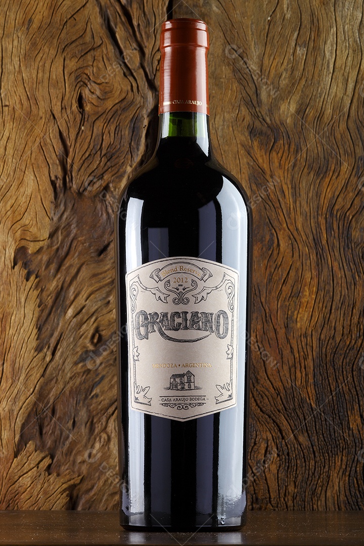 Garrafa de vinho sobre a mesa