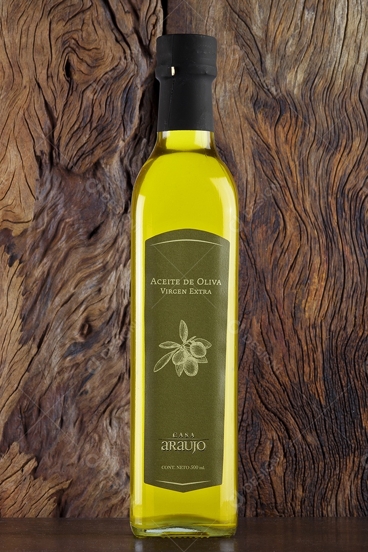 Garrafa de vinho sobre a mesa