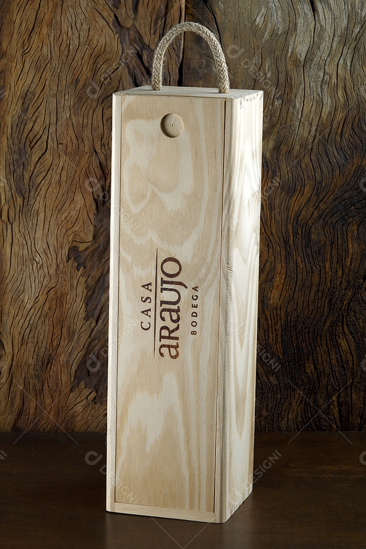 Garrafa de vinho sobre a mesa