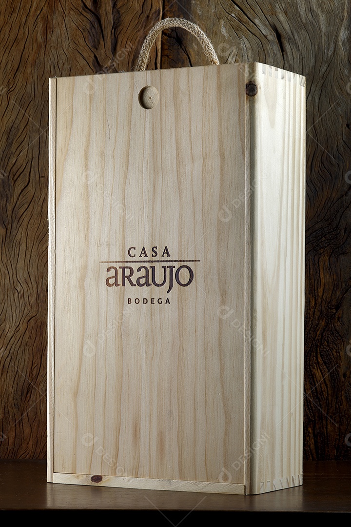 Garrafa de vinho sobre a mesa