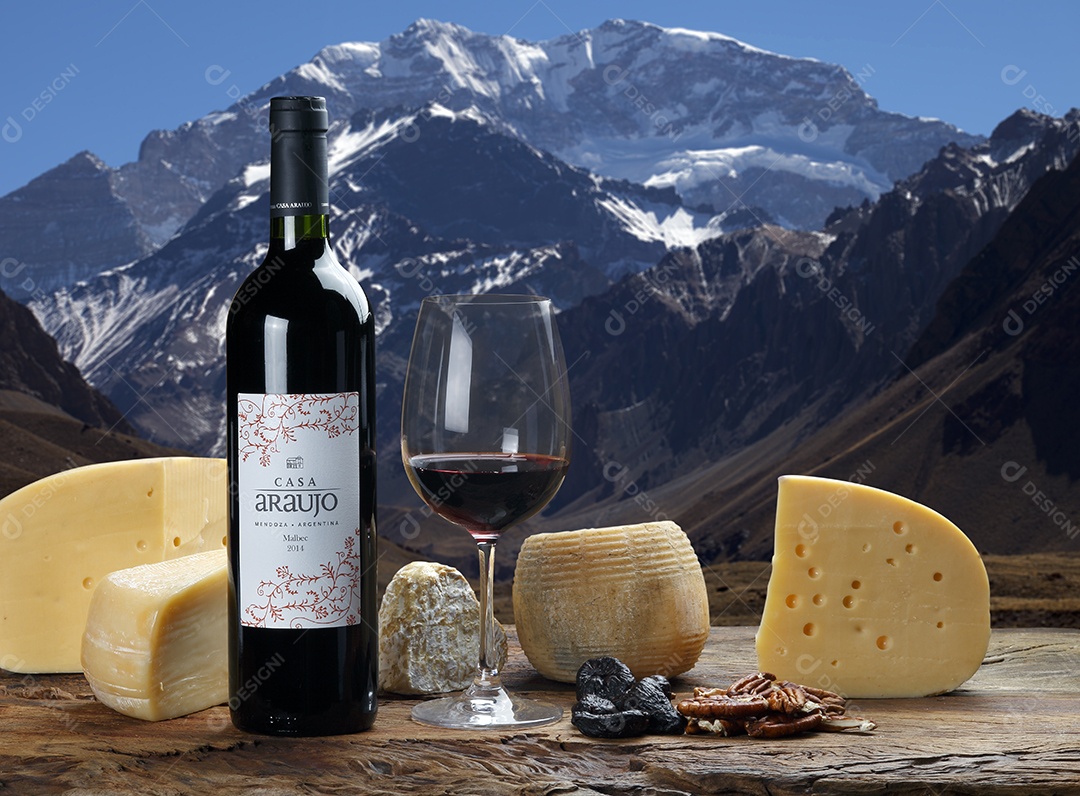 Garrafa de vinho sobre a mesa