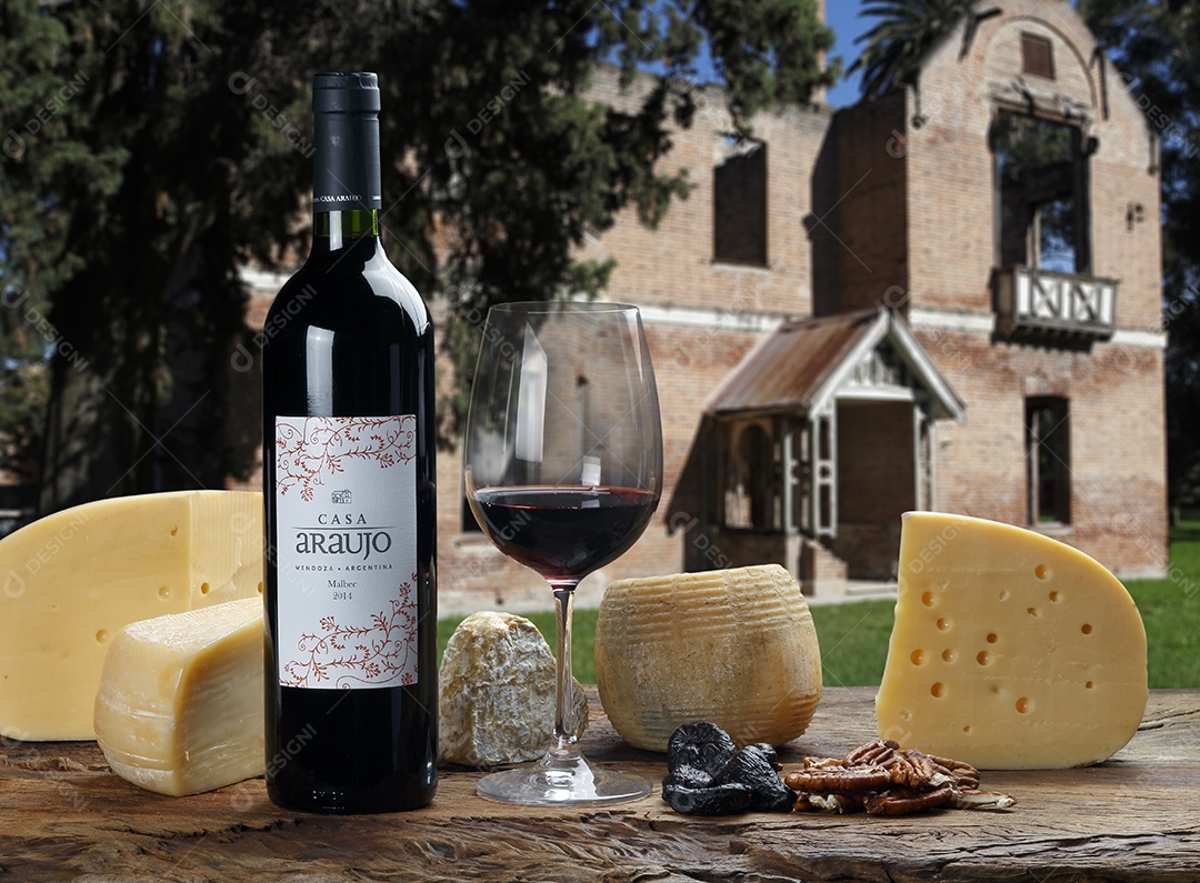 Garrafa de vinho sobre a mesa