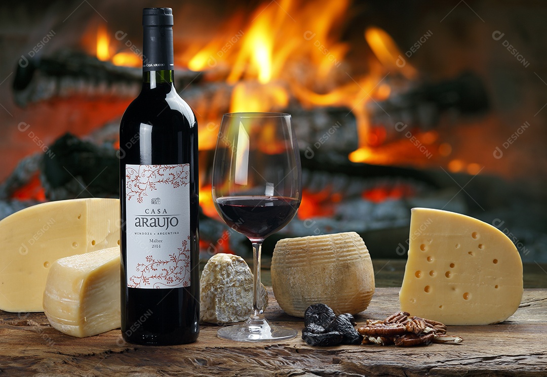 Garrafa de vinho sobre a mesa