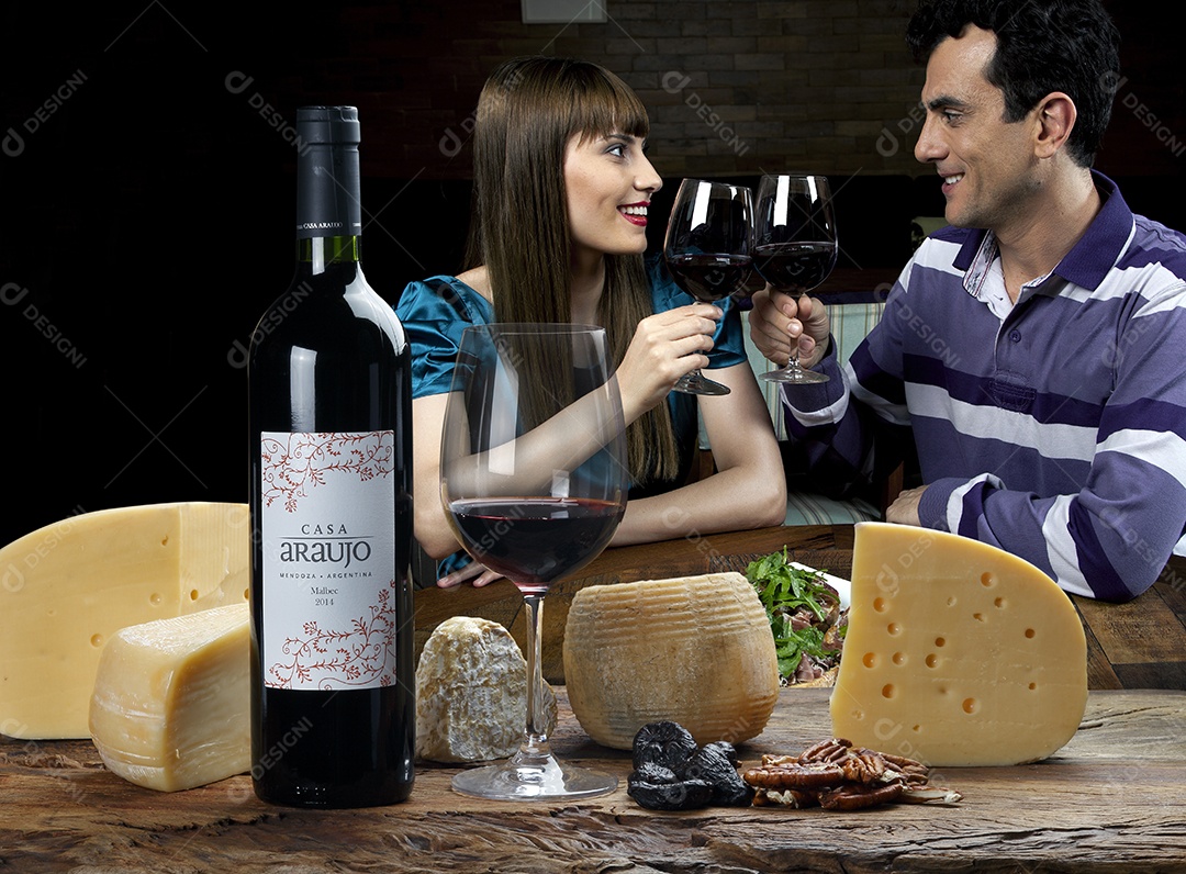 Garrafa de vinho sobre a mesa