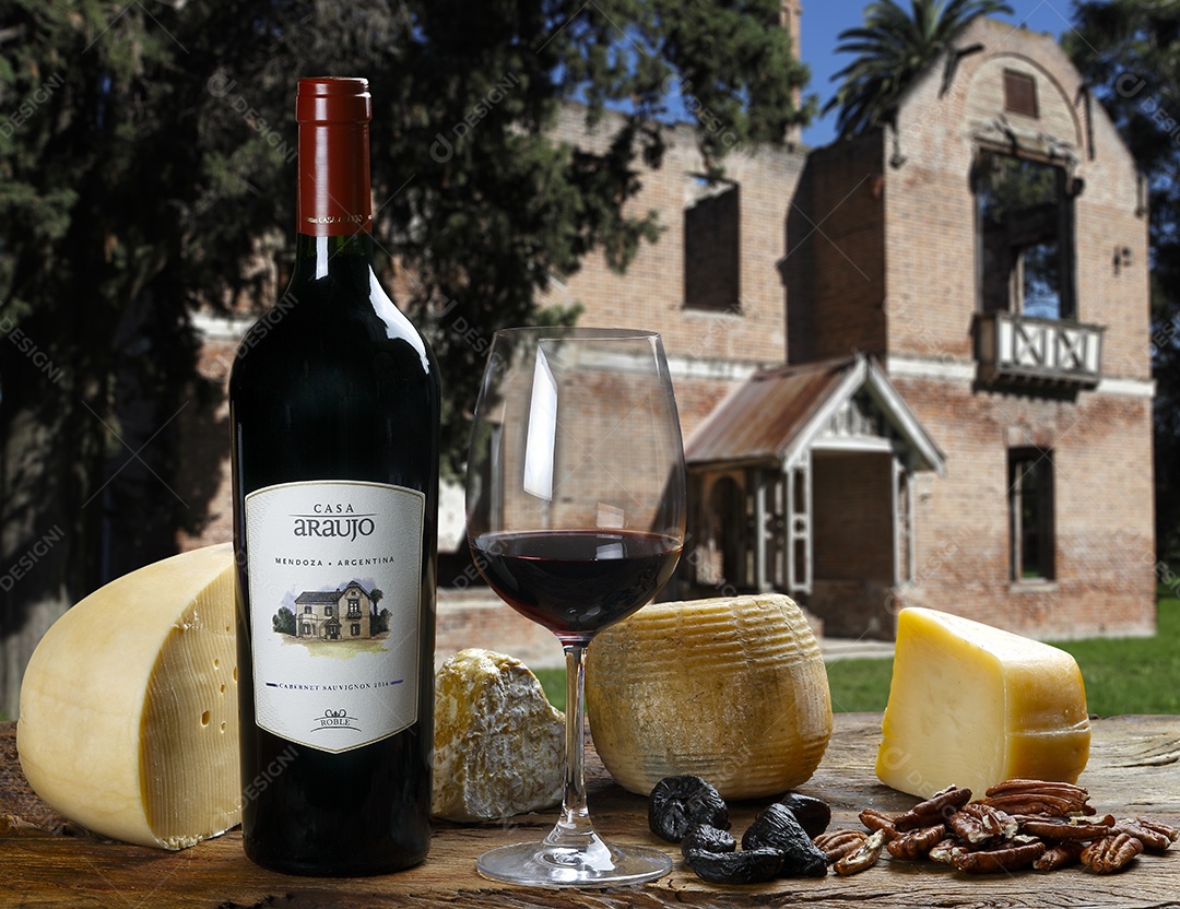 Garrafa de vinho sobre a mesa