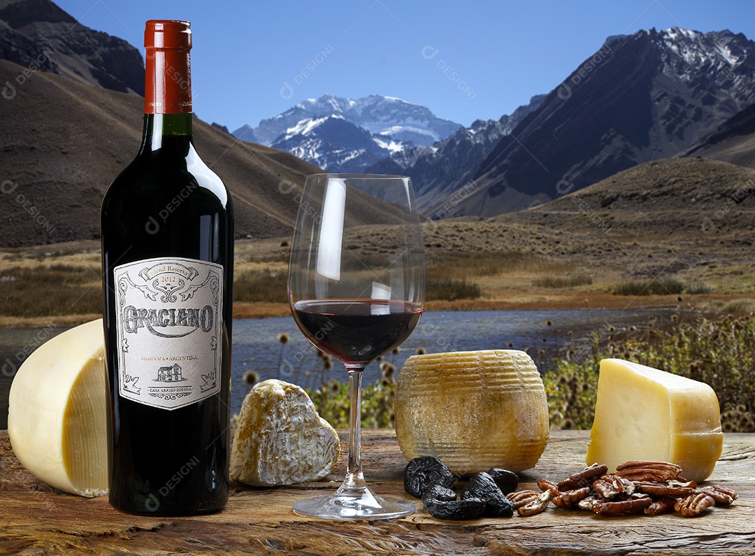 Garrafa de vinho sobre a mesa