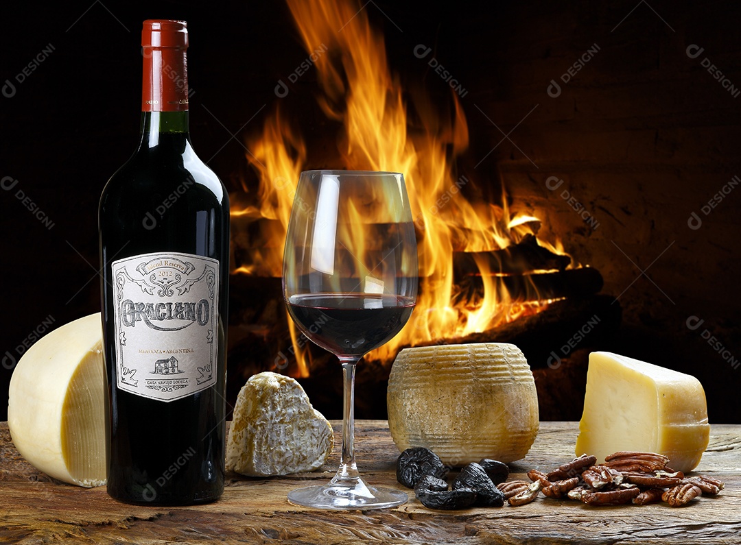 Garrafa de vinho sobre a mesa