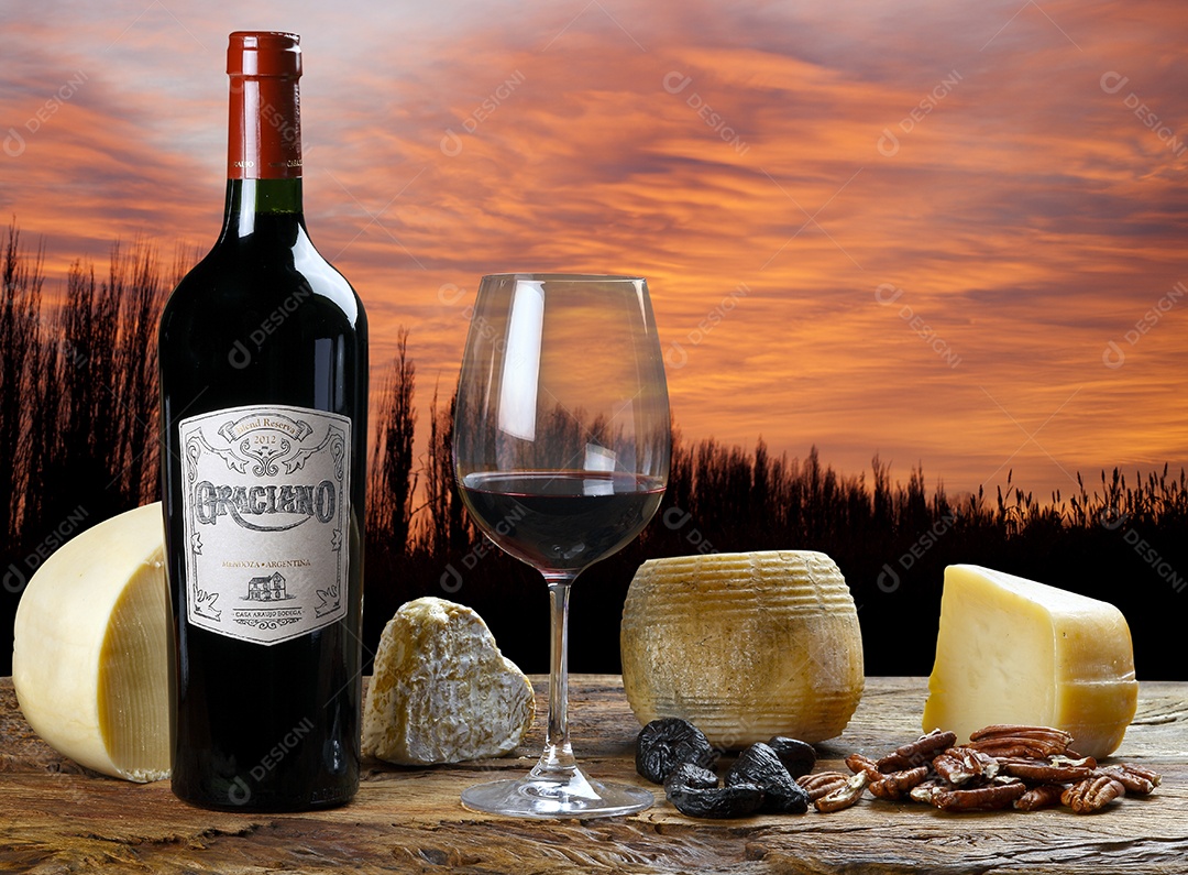 Garrafa de vinho sobre a mesa