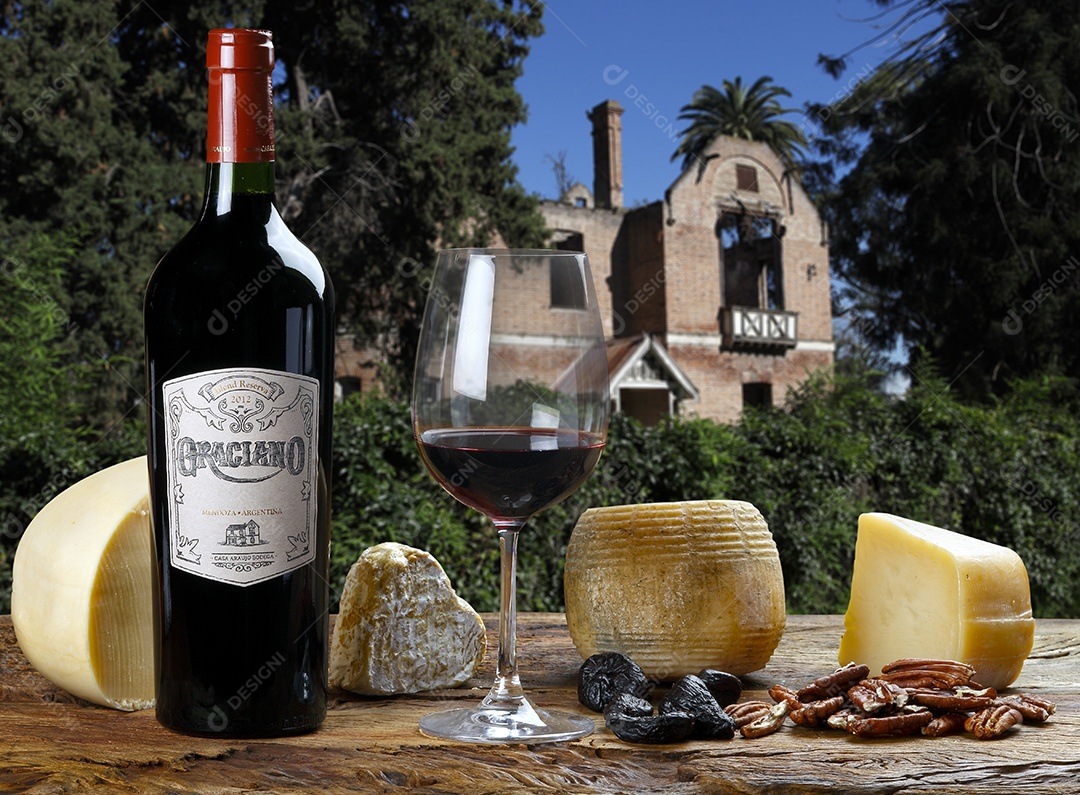 Garrafa de vinho sobre a mesa