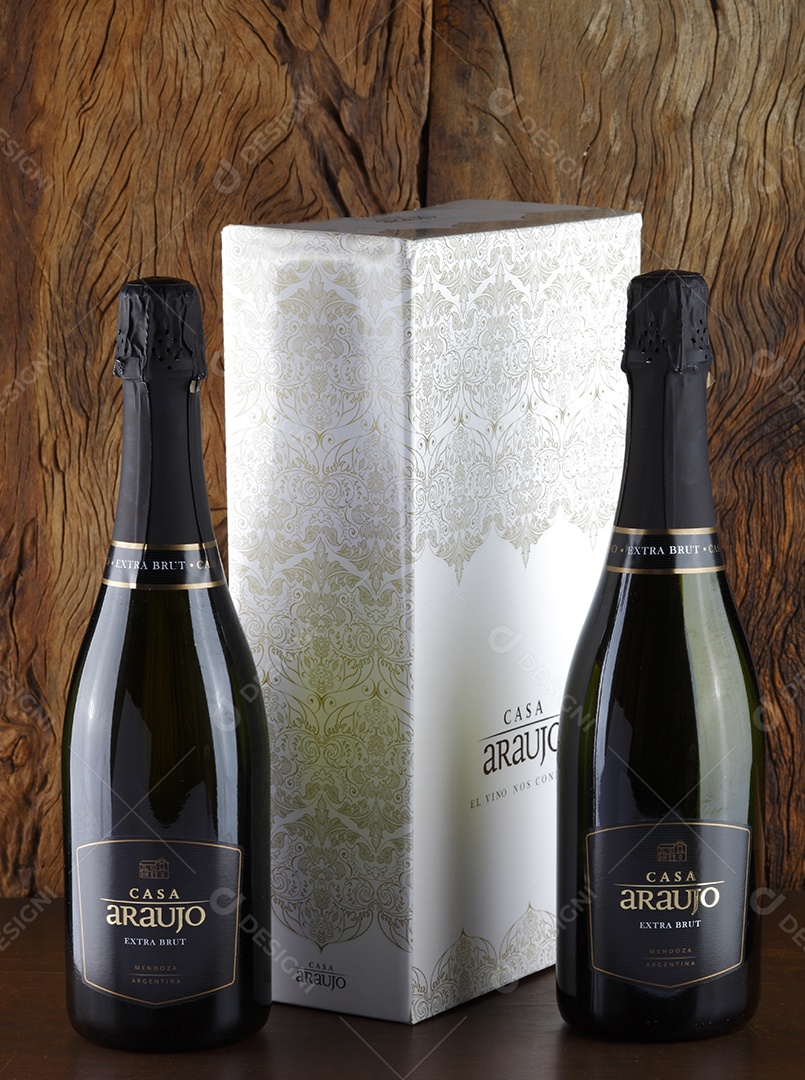 Garrafa de vinho sobre a mesa