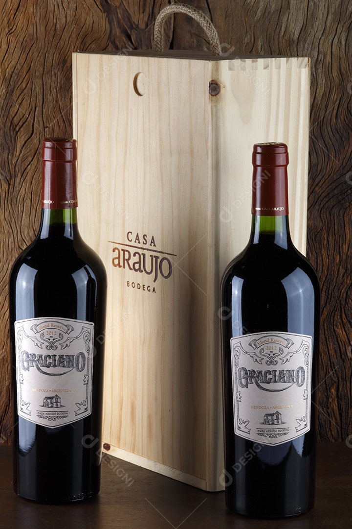 Garrafa de vinho sobre a mesa