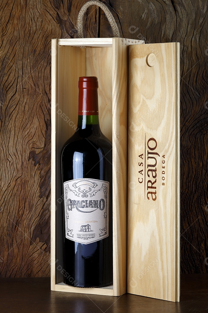 Garrafa de vinho sobre a mesa