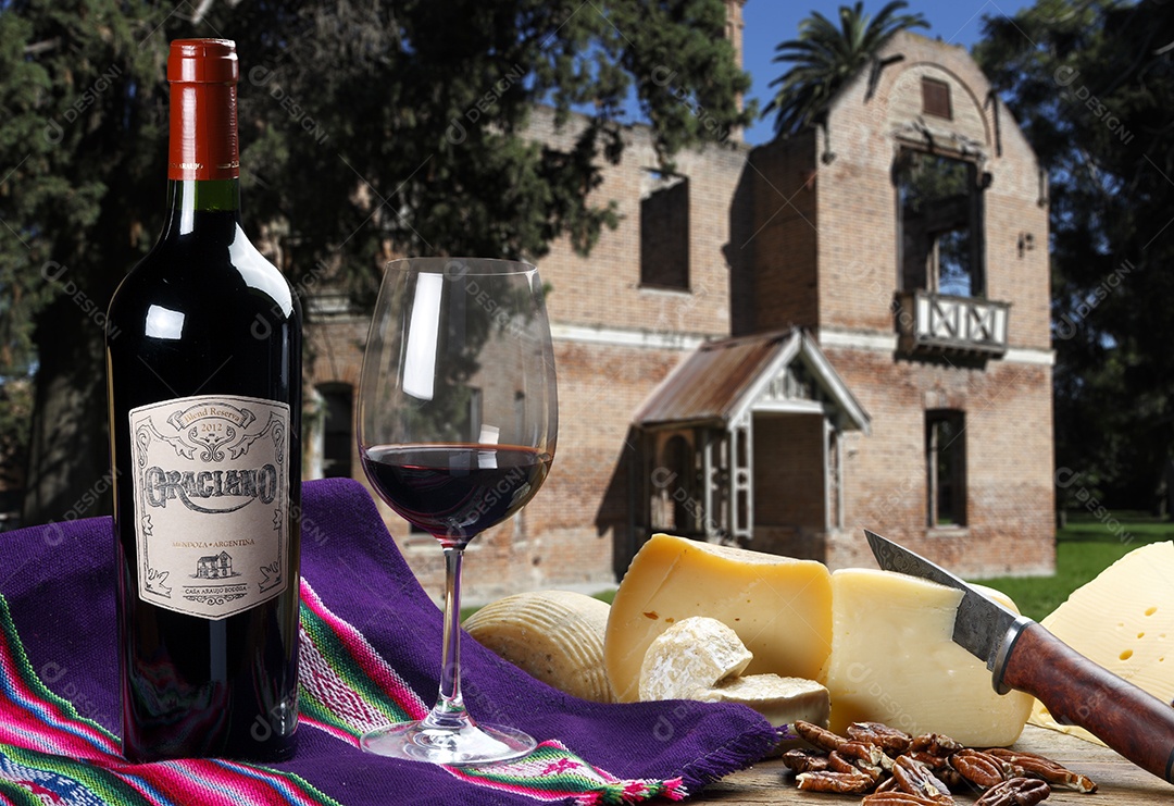 Garrafa de vinho com queijo