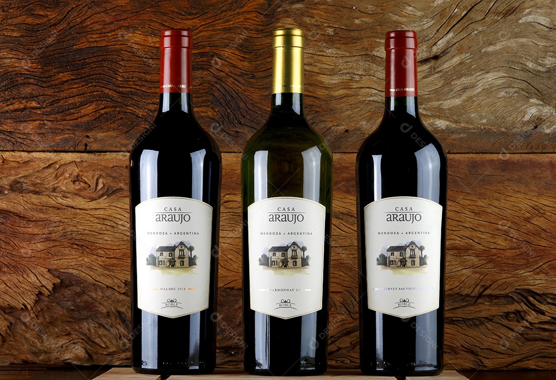 Garrafas de vinho sobre fundo de madeira