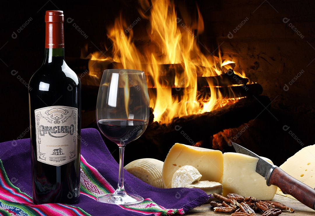 Garrafa de vinho com taça e queijos para degustação