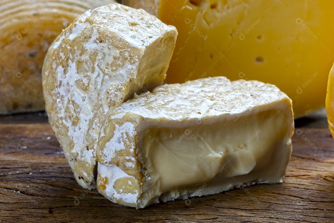 Queijo curado sobre uma mesa de madeira