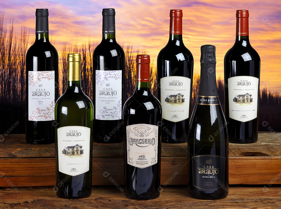 Garrafas de vinho sobre mesa de madeira