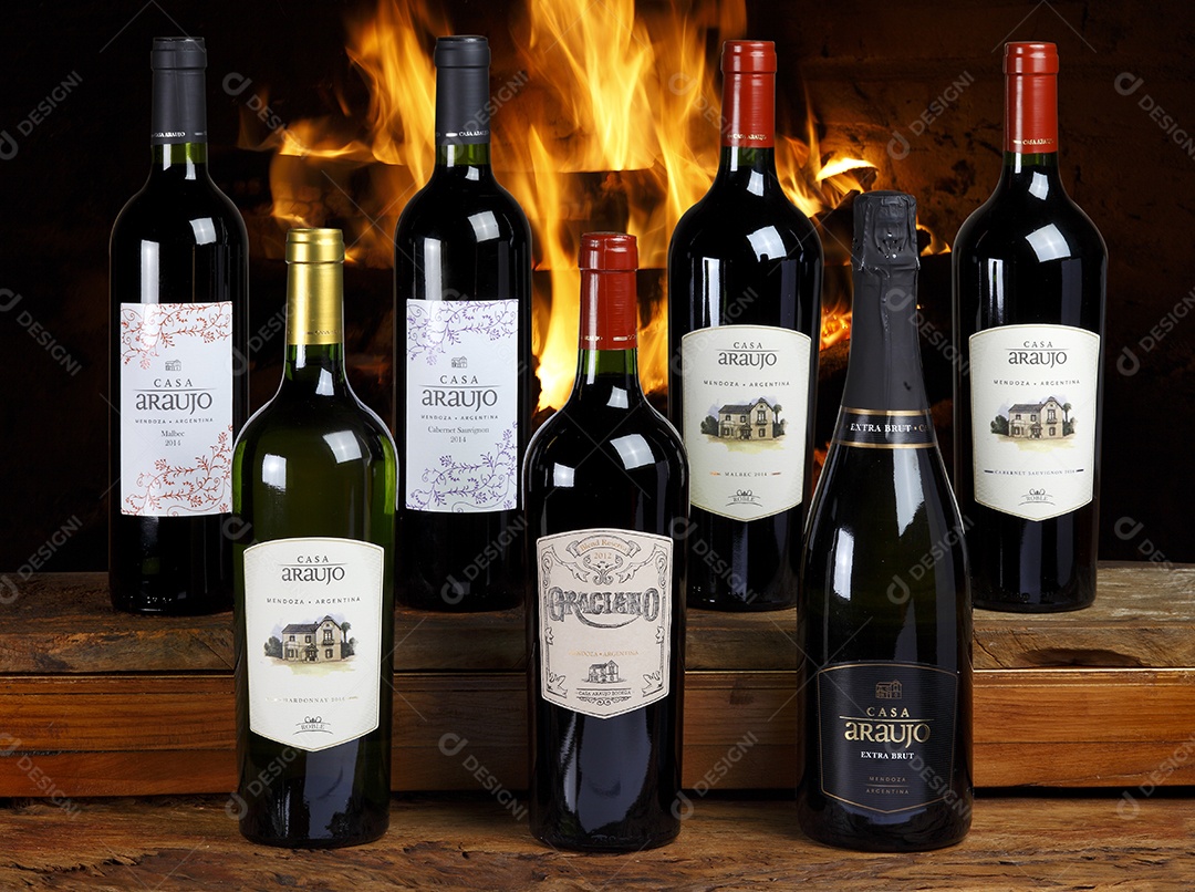 Garrafas de vinho sobre mesa de madeira