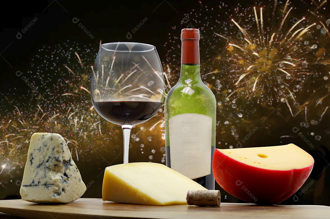 Garrafa de vinho com queijos e taça cheia