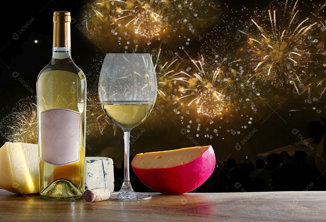 Vinho branco com queijos e taça ao lado sobre fundo de fogos de artíficio