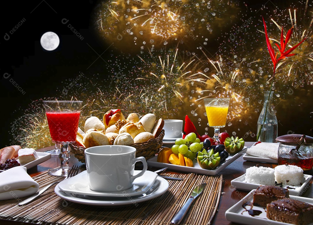 Café da manhã com pães sucos e frutas