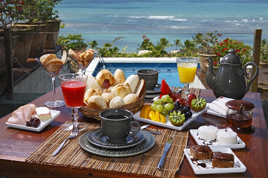 Mesa de madeira com café da manhã