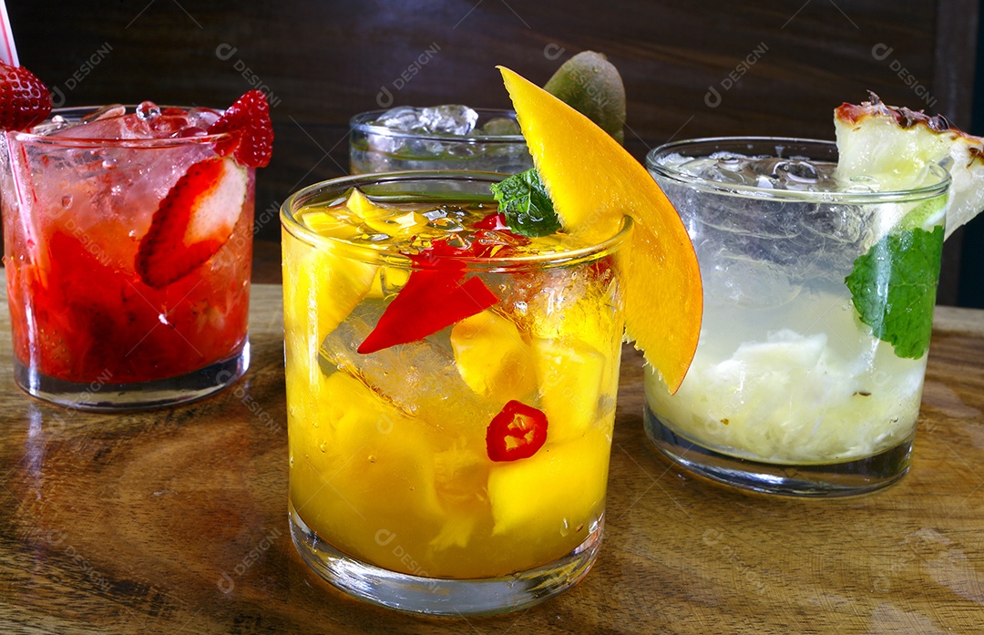 Mesa de madeira com drinks fresco de frutas