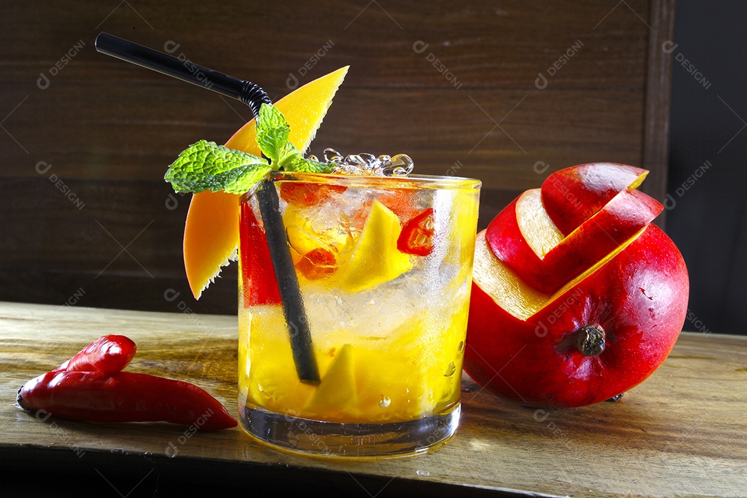 Drink de frutas tropicais com maçã e hortelã