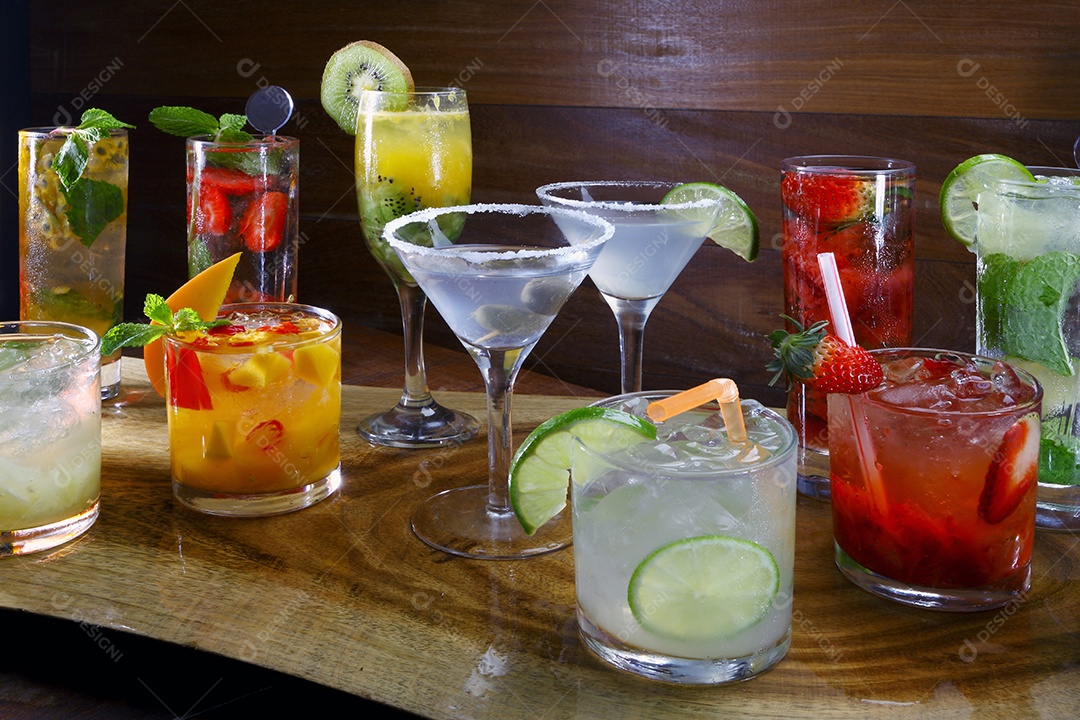 Mesa de maeira com drinks de frutas frescas