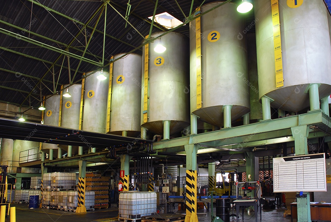 Oleo lubrificante em esteira