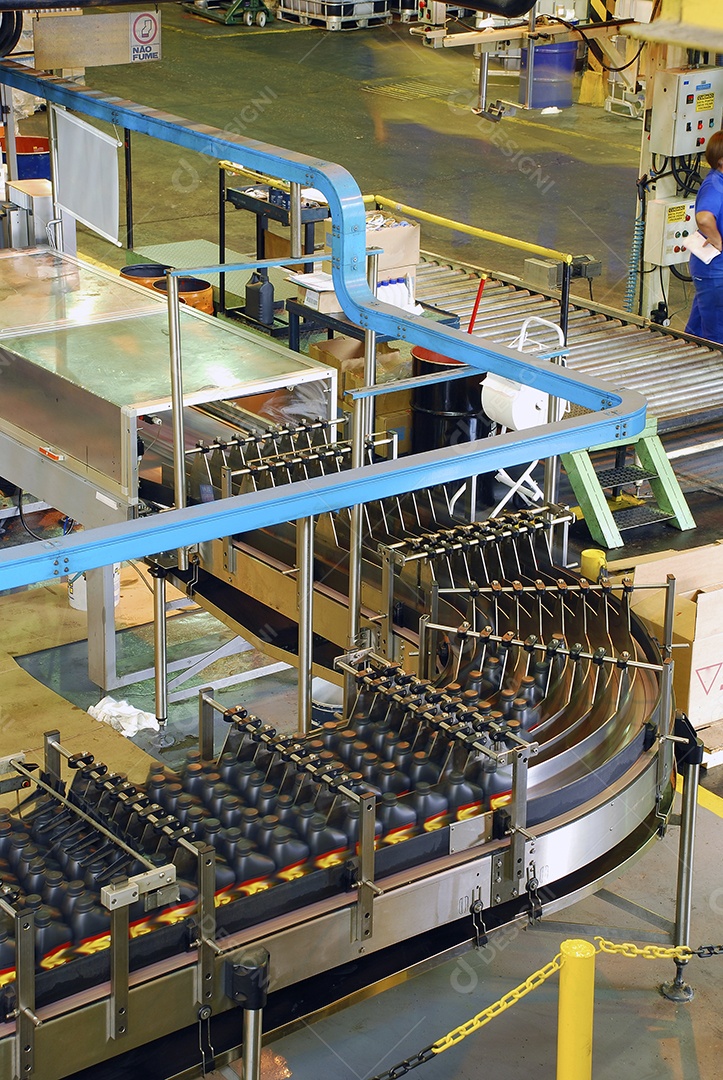 Oleo lubrificante em esteira