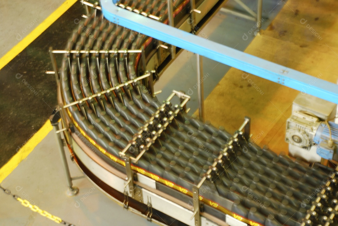 Esteira com caixas em uma fábrica