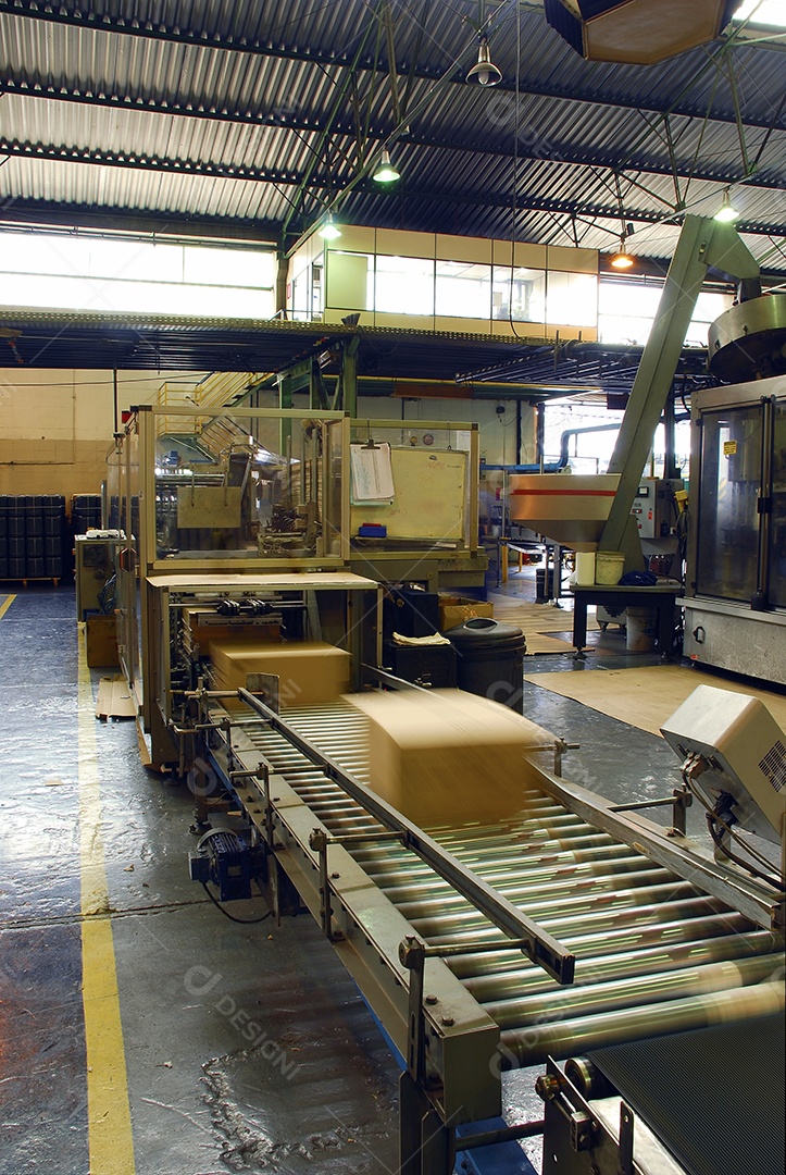 Esteira com caixas em uma fábrica