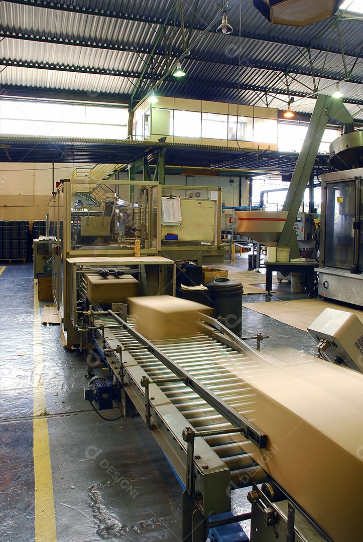 Esteira com caixas em uma fábrica