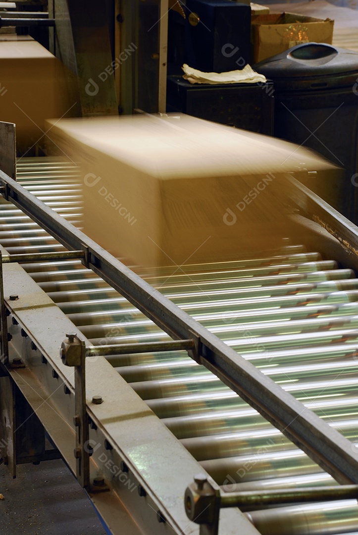 Esteiras e caixas passando