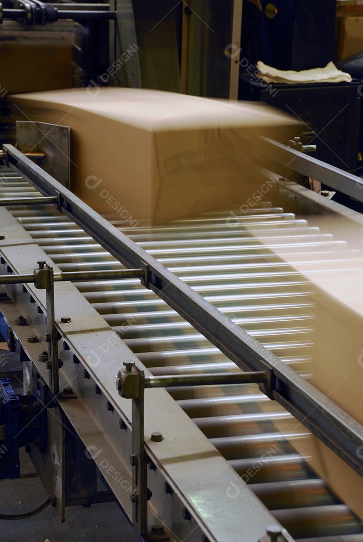 Fábrica com esteiras e caixas