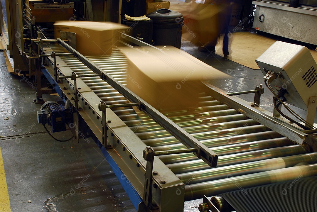 Esteira com caixas passando